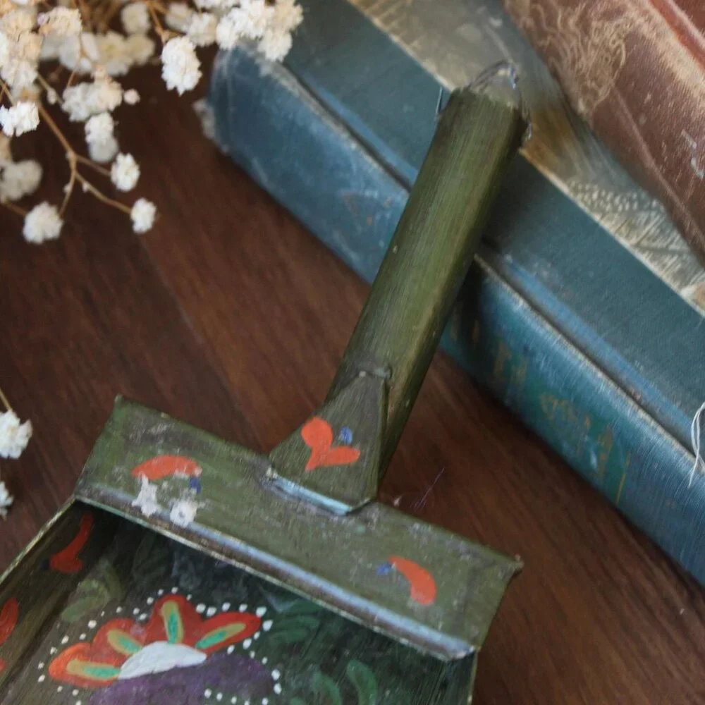 Vintage Painted Metal Scoop, Green with Hand Painted Folk Art, Flour or Grain - Picture 5 of 10